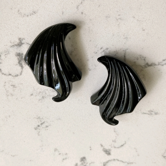 (3/$15) Vintage clip on black plastic wave earring
